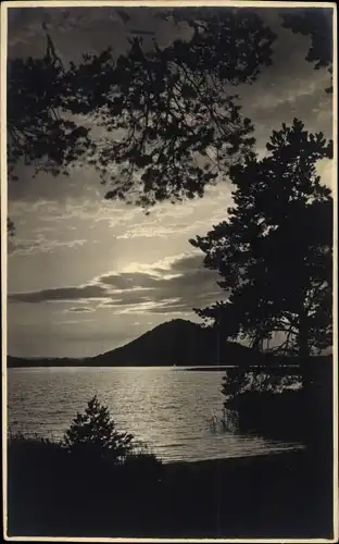 Foto Ak Lípa Leipa Region Königgrätz, Partie am Wasser, Sonne hinter Wolken, Blick auf einen Berg