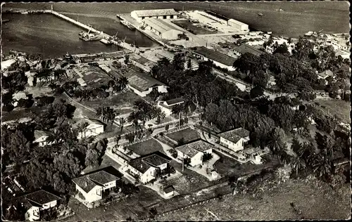 Ak Port Gentil Gabun, Ancien et nouveau Wharf, Fliegeraufnahme von altem und neuem Hafen