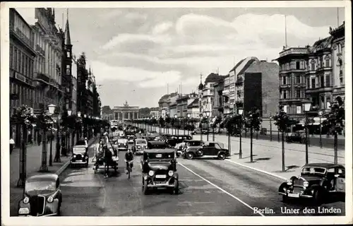 Ak Berlin Mitte, Unter den Linden, Blick zum Brandenburger Tor, Autos