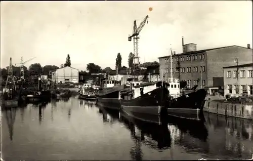 Ak Brandenburg an der Havel, Partie am Hafen, Schiffe, Kran