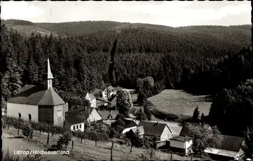 Ak Latrop Schmallenberg im Sauerland, Kirche, Panorama