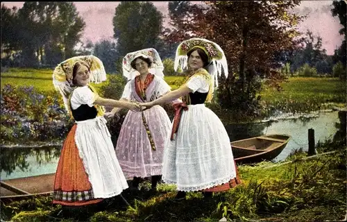 Ak Im Spreewald, Frauen in Volkstrachten