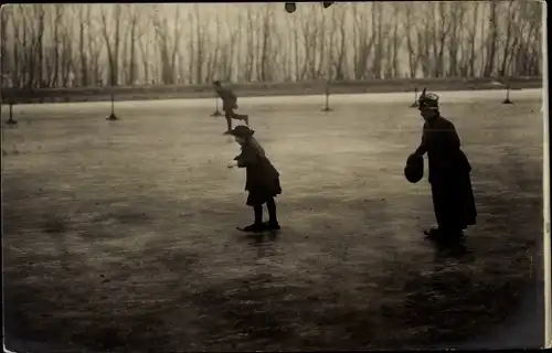 Foto Ak Amsterdam Nordholland, Frau und Mädchen beim Eislaufen