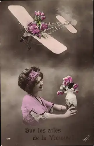 Ak Sur les ailes de la Victoire, Frau mit Blumenvase, Flugzeug
