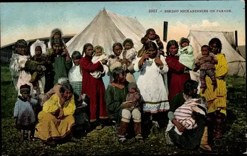 Ak Eskimo Mickaninnies on Parade, Volkstypen Nordamerika