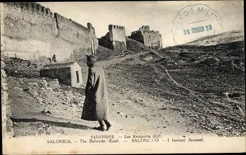 Ak Saloniki Griechenland, Les remparts, Partie bei der Festung, Mann im Mantel