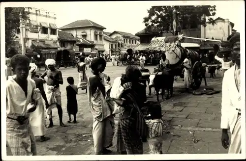 Foto Ak Colombo Ceylon Sri Lanka, Straßenpartie, Passanten, Einheimische, Fuhrwerk