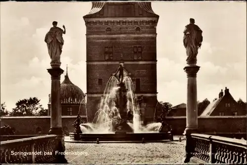 Ak Hillerød Hilleröd Dänemark, Frederiksborg Slot, Springvandet, Springbrunnen