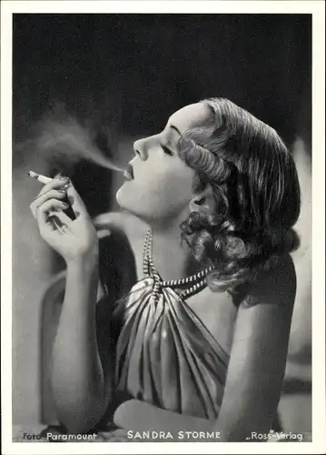 Foto Schauspielerin Sandra Storme, Portrait, Zigarette