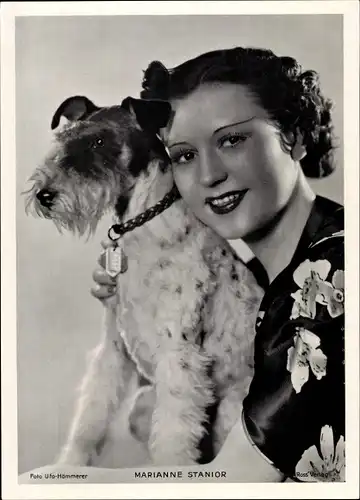 Foto Schauspielerin Marianne Stanior, Portrait mit Hund, Terrier