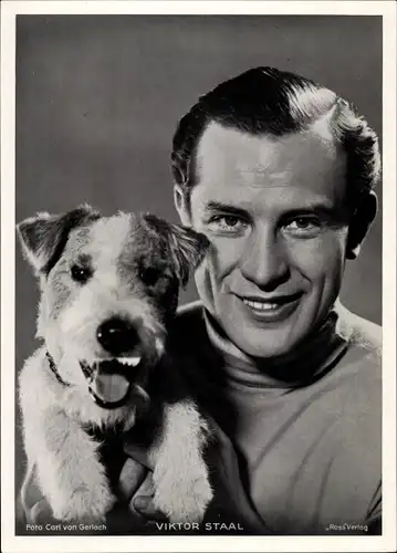 Foto Schauspieler Viktor Staal, Portrait mit Hund, Terrier