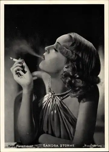 Foto Schauspielerin Sandra Storme, Portrait, Zigarette