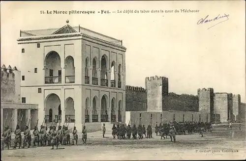 Ak Fès Fez Marokko, Le defile du tabor dans la cour du Mechouar
