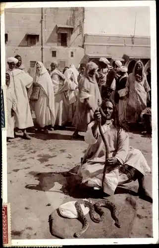 Foto Ak Marokko, Maghreb, Schlangenbeschwörer, Charmeur de serpents