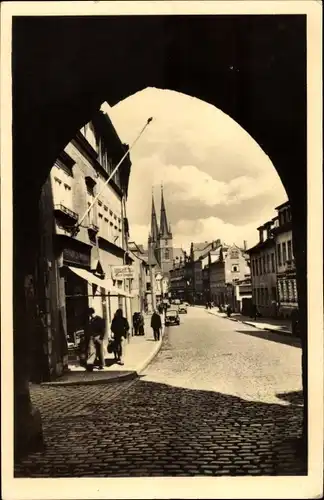 Ak Saalfeld an der Saale Thüringen, Blick durch das Tor auf die Straße