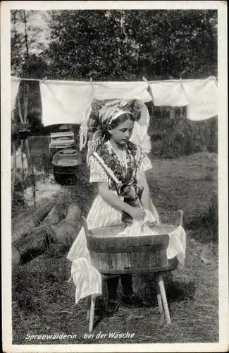 Ak Spreewälderin bei der Wäsche, Wäscheleine, Bottich