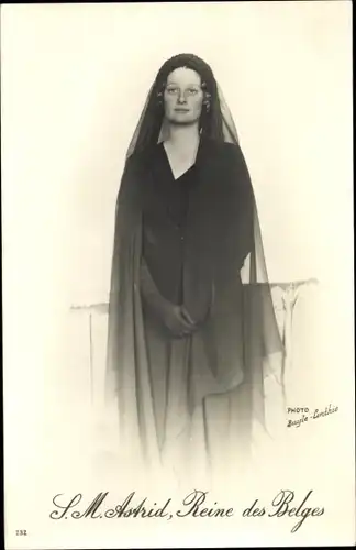 Ak S. M. Astrid, Reine des Belges, Astrid von Schweden in schwarzem Kleid