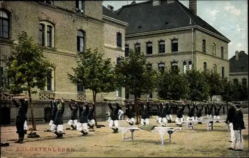 Ak Deutsche Soldaten beim Exerzieren auf dem Kasernenhof
