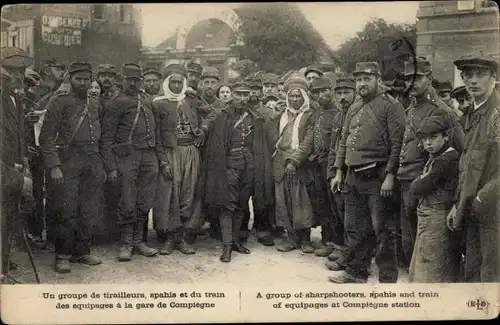 Ak Compiegne Oise, Un groupe de tirailleurs, spahis et du train des equipages a la gare