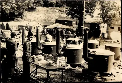 Foto Soldaten mit Gulaschkanonen, Feldküche