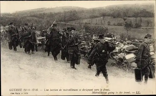 Ak Une Section de mitrailleuses se durigeant vers le front, I WK