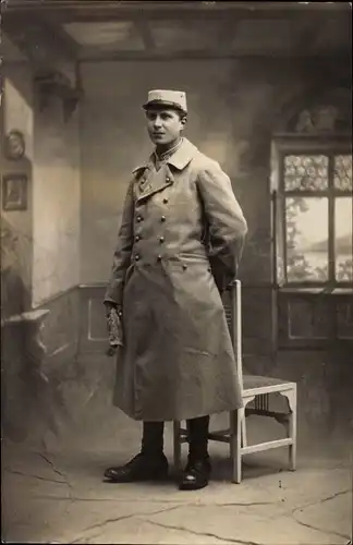 Foto Ak Französischer Soldat in Uniform, Mantel, Portrait