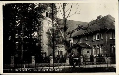 Ak Assen Drenthe Niederlande, R. K. Kerk met Vereenigingsgebouw