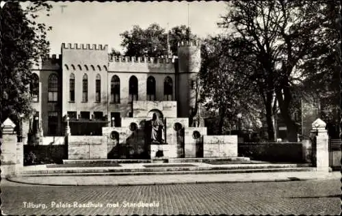 Ak Tilburg Nordbrabant Niederlande, Palais-Raadhuis met Standbeeld