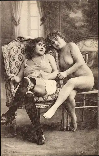 Ak Zwei Frauen, nackt und in Unterwäsche, Busen