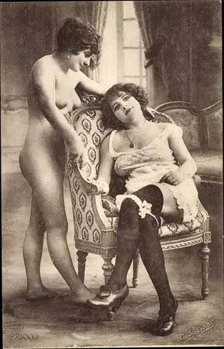 Ak Zwei Frauen, nackt und in Unterwäsche, Strümpfe, Busen
