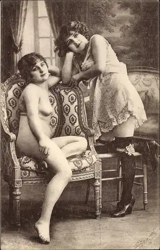 Ak Zwei Frauen, nackt und in Unterwäsche, Strümpfe, Busen