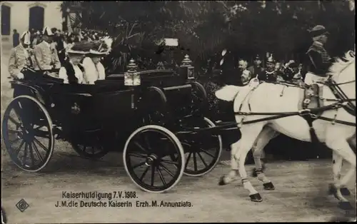 Ak Kaiserhuldigung 1908, Kaiserin Viktoria und Erzherzogin Maria Annunziata, Kutsche