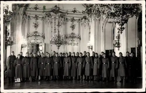 Ak Wien 13 Hietzing, Schloss Schönbrunn, Soldaten