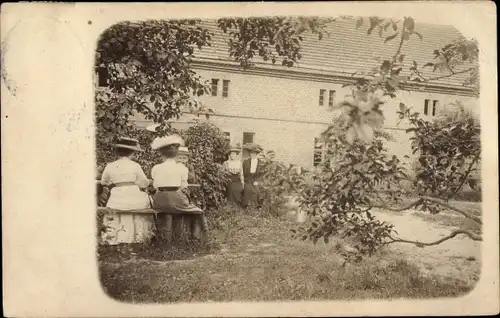 Foto Ak Chojnów Haynau Schlesien, Villa, Frauen am Tisch