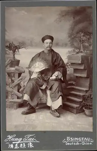 Kabinett Foto Tsingtau Deutsch China, Mann in chinesischer Kleidung, Fächer, W. Adamski