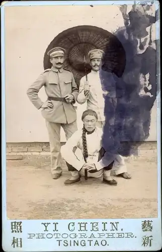 Kabinett Foto Tsingtau Tsingtao China, zwei deutsche Soldaten in Uniform, Sonnenschirm, Chinese