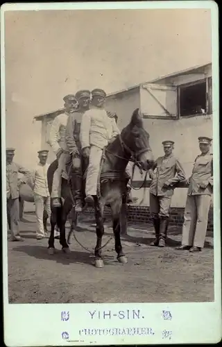 Kabinett Foto China, drei deutsche Soldaten in Uniform auf einem Pferd