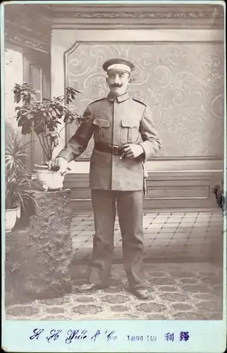 Kabinett Foto Tsingtau China, Deutscher Soldat Otto Rohder in Uniform, Portrait, Zigarrette