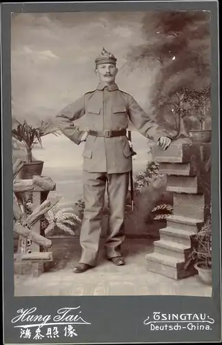Kabinett Foto Tsingtau Deutsch China, Deutscher Soldat B. Machnikowski in Uniform, Portrait