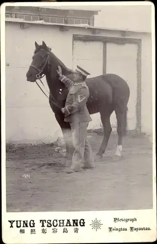 Kabinett Foto Tsingtau Tapautau China, Deutscher Soldat in Uniform, Pferd