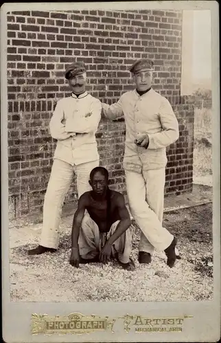 Kabinett Foto China, Deutsche Soldaten in Uniform, einheimischer Mann