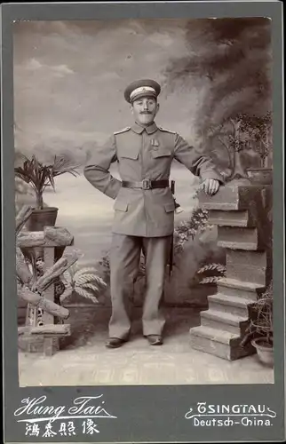 Kabinett Foto Tsingtau Deutsch China, Deutscher Soldat E. Riegler in Uniform, Portrait