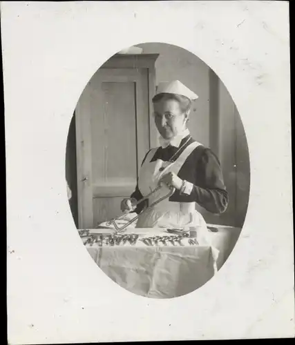 Foto Gliwice Gleiwitz Oberschlesien, Lazarett Niederländ. Rotes Kreuz, Krankenschwester, Knochensäge