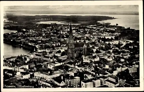 Ak Schwerin Mecklenburg, Fliegeraufnahme von der Stadt mit Kirche