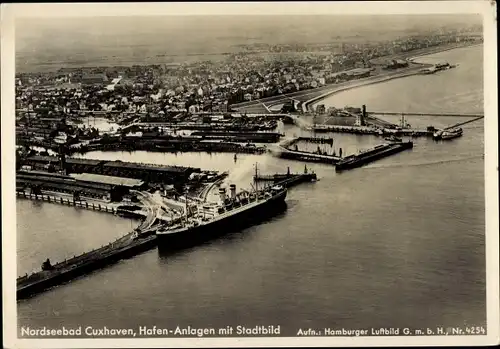 Ak Cuxhaven in Niedersachsen, Fliegeraufnahme, Hafenanlagen, Stadtbild
