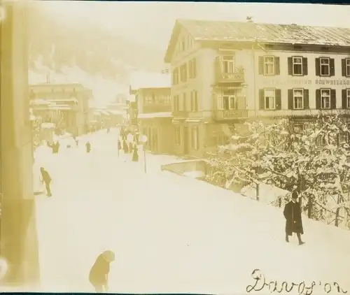 Foto Davos Kanton Graubünden, Straßenpartie im Winter 1902, Hotel Pension Schweizerhof