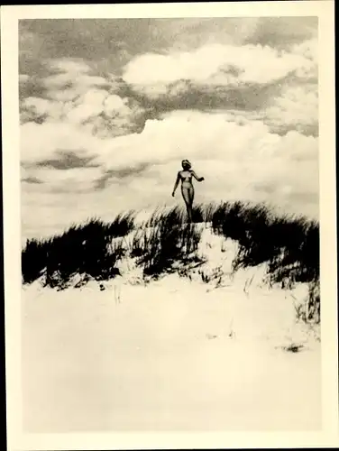 Foto Erotik, Frauenakt, nackte Frau in den Dünen, FKK