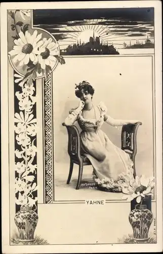 Passepartout Ak Schauspielerin Jane Hading, Portrait, Blumenvase, Blumen