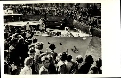 Ak Leeuwarden Friesland Niederlande, Prinselijke familie op de Piet Hein 1947