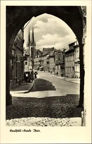 Ak Saalfeld an der Saale Thüringen, Blick durch das obere Tor zum Markt